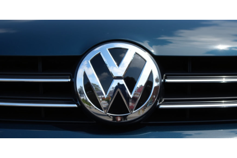 Как выбрать моторное масло для VAG (VW, Audi, Škoda, SEAT): допуски, вязкость и практическое руководство